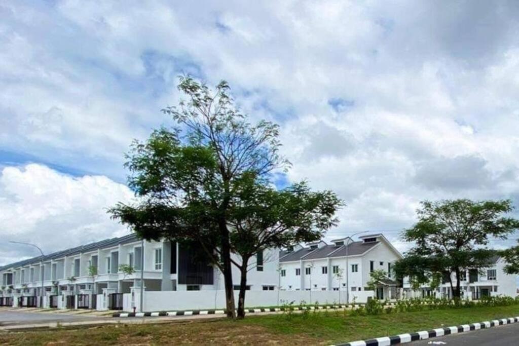Naira Homestay Wcy, Kb,4R 3Aircond, Landhouses, 24H Guard Kota Bharu Exterior photo